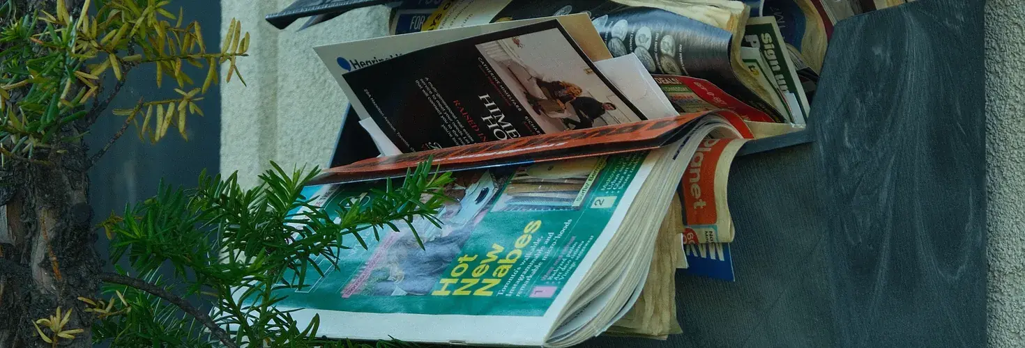 Pubs, factures en double, magazines : ma méthode en 7 étapes pour désencombrer sa boîte aux lettres, limiter le papier et retrouver la sérénité.