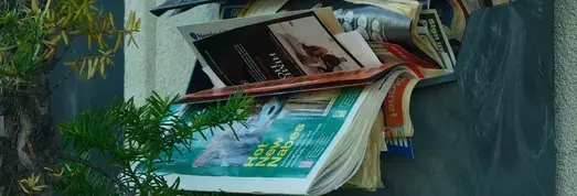 Pubs, factures en double, magazines : ma méthode en 7 étapes pour désencombrer sa boîte aux lettres, limiter le papier et retrouver la sérénité.